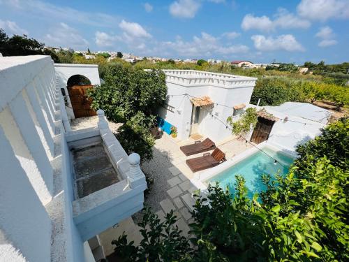 圣维托诺曼Masseria Principe di Puglia的享有带游泳池的别墅的空中景致