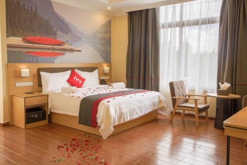 Debre ZeyitIvy Hotel, Bishoftu的酒店的客房 - 带一张床、椅子和窗户