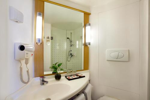 泗水市中心宜必思酒店的一间浴室
