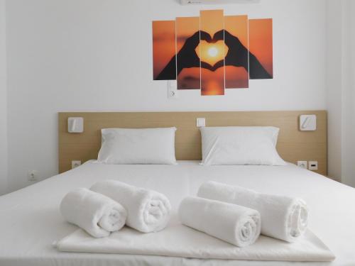 马克里亚罗斯AKTIS MAKRIGIALOS LUXURY APTS的一间卧室配有带毛巾的床