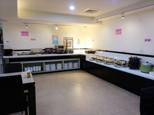 台东凯旋会馆 的餐厅厨房设有食品柜台