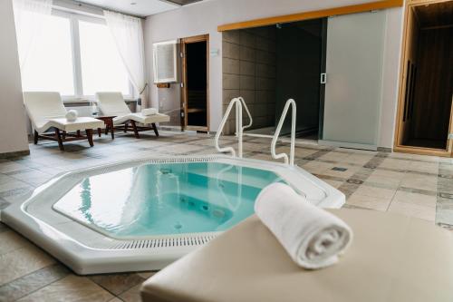 布莱德维拉布莱德酒店的按摩浴缸位于客房中间