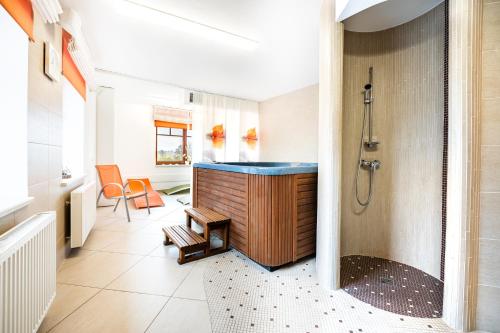 Žirovnice阿塔班酒店的带淋浴和盥洗盆的浴室
