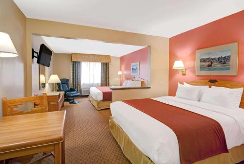 阿尔伯克基阿尔伯克基机场戴斯酒店及套房的酒店客房配有两张床和一张书桌