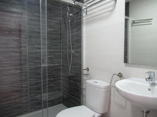 科拉雷侯NÁUTICO Suites, by Comfortable Luxury - Adults Only的带淋浴、卫生间和盥洗盆的浴室