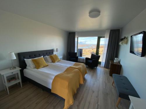 HofstaðirHofsstadir - Country Hotel的酒店客房设有一张床和一个大窗户
