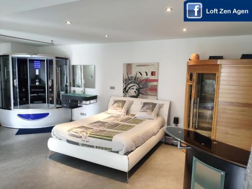 阿让Loft Zen SPA Balneo Parking Sauna Hammam Billard的一间卧室配有一张床和一个梳妆台