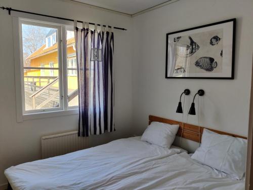 ListerbyRonneby Havscamping的卧室配有白色的床和窗户。