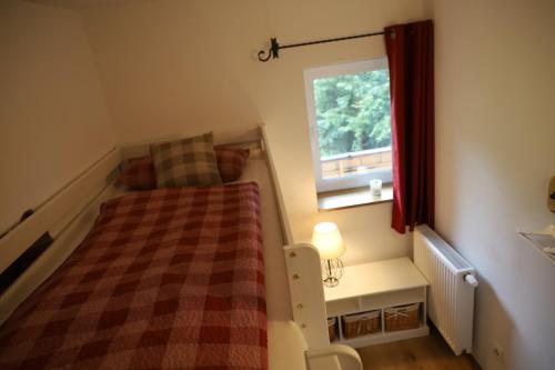 GrossvolderbergAppartement 'Oachkatzl'的一间小卧室,配有床和窗户
