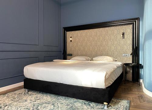 布达佩斯Hotel Rumor的一间卧室配有一张大床和大床头板