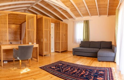 安塔利亚APA Mountain Lodge的客厅配有沙发和桌子