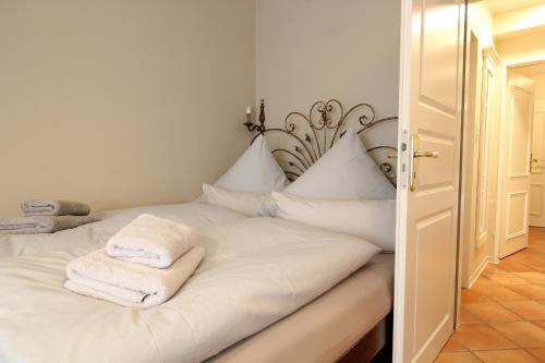 斯匹科罗格Haus am Park Wohnung Nr3的卧室配有白色床和毛巾