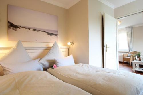 斯匹科罗格Haus am Park Wohnung Nr6的一间卧室配有两张带白色枕头的床