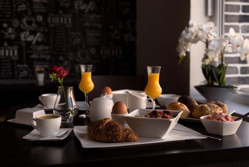 布拉格Hotel Shato Gesson的一张桌子,早餐包括鸡蛋和面包