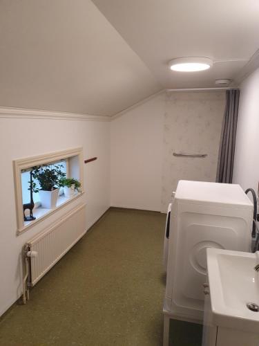 SöderalaGramersgården的一间带卫生间、窗户和水槽的浴室