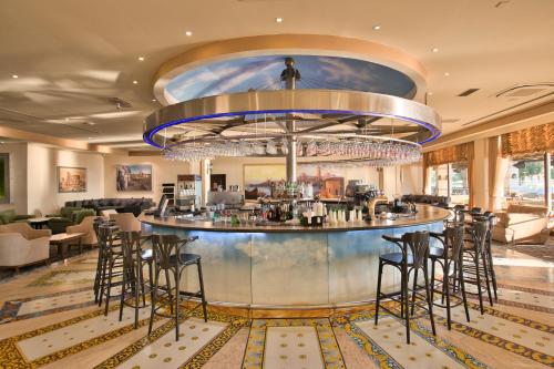 Salamis Bay Conti Hotel Resort & SPA & Casino酒廊或酒吧区