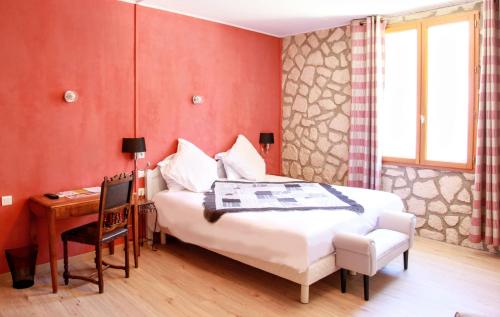 比伊莱巴罗涅金狮阿卡德酒店的红色卧室配有床、书桌和桌子