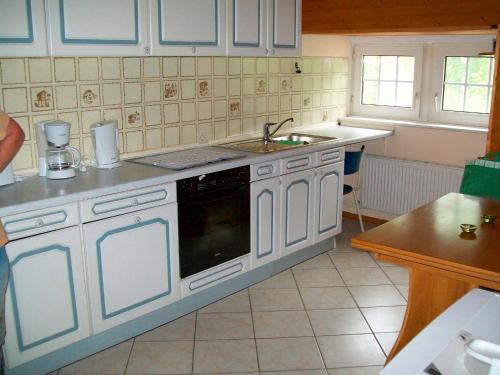 BreiholzJägerlehrhof, Breiholz的厨房配有白色橱柜和水槽