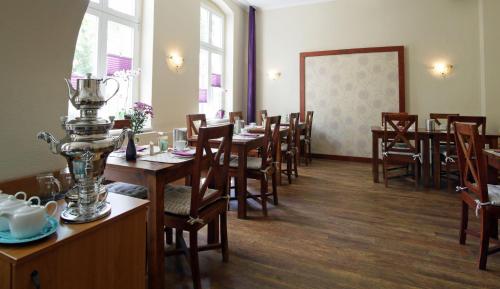 贝利茨Gut Hotel Stadt Beelitz的用餐室配有木桌和椅子