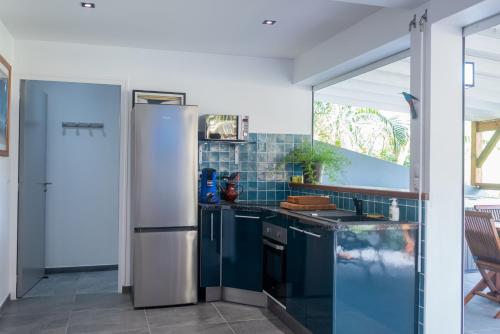莱特鲁瓦西莱BLUE DREAM SPA的厨房配有冰箱和水槽