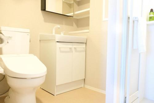 东京The Light Inn - Vacation STAY 94696的浴室设有白色的卫生间和镜子
