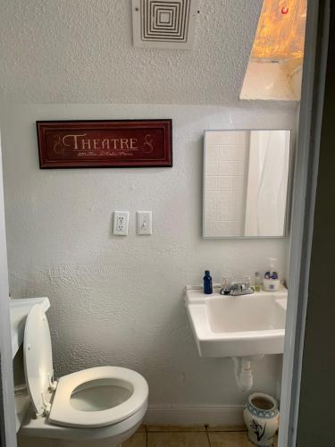 弗吉尼亚海滩Va Beach Zen tree house style studio F的浴室配有白色卫生间和盥洗盆。