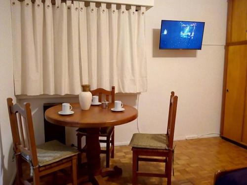 布宜诺斯艾利斯Cortina的餐桌、两把椅子和电视