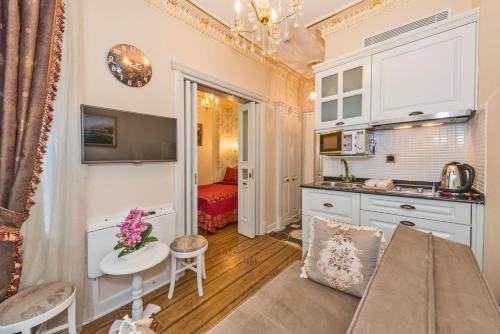 伊斯坦布尔IQ公寓式酒店的厨房以及带桌子的客厅。