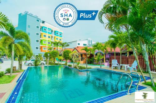 查龙Phaithong Sotel Resort的 ⁇ 树丛度假村的游泳池