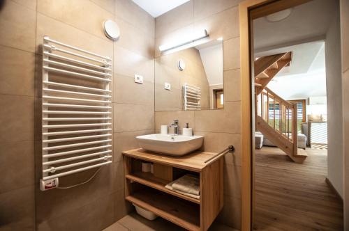 博希尼Apartments Izvir的一间带水槽和镜子的浴室