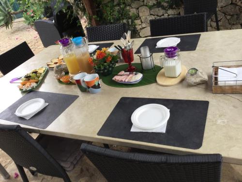 莫迪卡Oasi di Campagna的一张桌子,上面放着食物和饮料