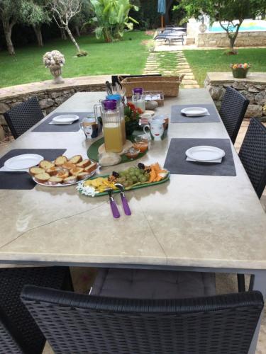 莫迪卡Oasi di Campagna的一张桌子,上面放着食物和饮料