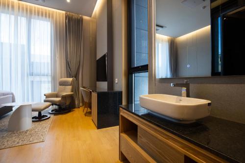 Jeonju Tourist Hotel kkotsim的一间浴室