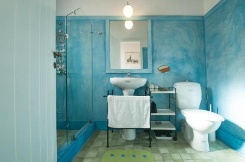 AloïziánikaAloizianika 1768 Traditional GuestHouse的蓝色的浴室设有水槽和卫生间