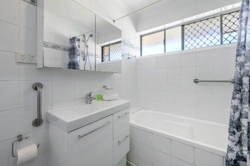 珀斯Layman Park Villa的白色的浴室设有水槽和镜子
