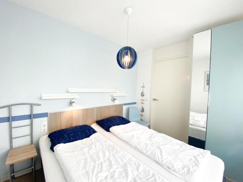 韦斯特卡佩勒Vakantie appartement Westkapelle WE05的一间卧室配有一张床和镜子