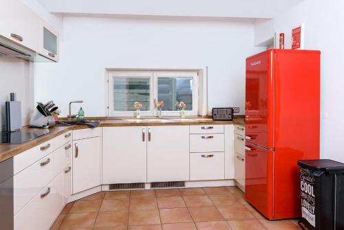 BergFux Ferienhaus - hochwertige Ausstattung的厨房或小厨房