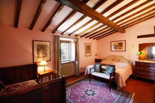 雷杰洛B&B I Trebbiali的卧室配有床、椅子和窗户。
