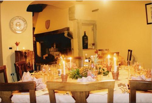 卡波罗纳Villa Vezza的用餐室配有带蜡烛的桌子