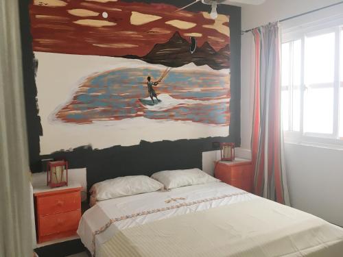 萨尔雷Ca Greta Deluxe的一间卧室,上面画着冲浪板上的一个人