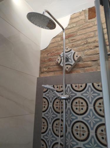 代尔特布雷Casa Rural MESTRE的墙上设有灯光淋浴的浴室