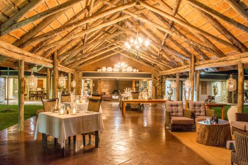 Amakhosi Safari Lodge & Spa餐厅或其他用餐的地方