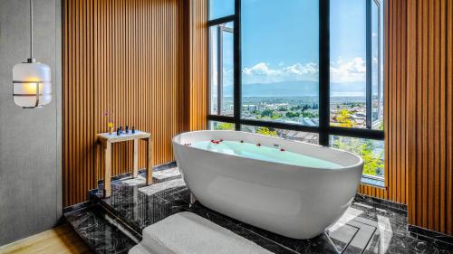 大理悦山海酒店的一间浴室