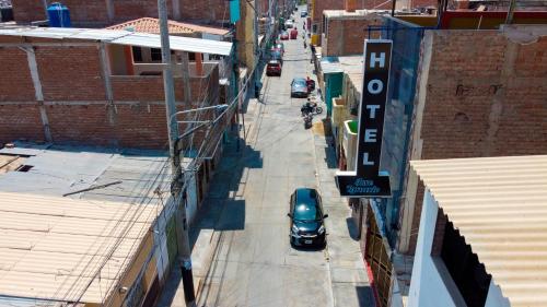 ChepénHotel Jose Ignacio Chepen的享有城市街道的上方景色,设有汽车