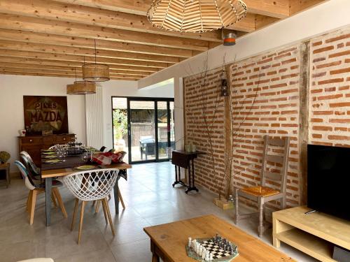 CousanceClos De La Charnaille的客厅配有桌子和砖墙