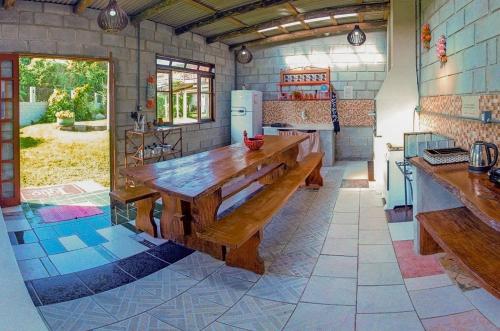 加罗帕巴路宝酒店的厨房配有木桌和冰箱。
