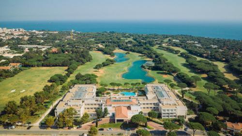 卡斯卡伊斯Onyria Quinta da Marinha Hotel的享有湖景的大建筑的空中景致