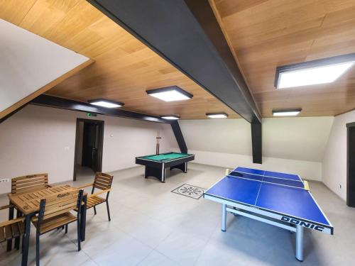 VamaBăile Puturoasa的配有乒乓球桌和椅子的房间