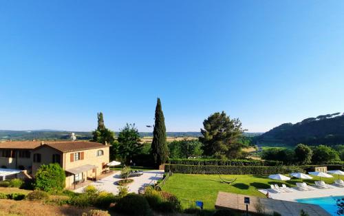里帕尔贝拉Il Casolare Val Di Mare的享有带游泳池的别墅的空中景致