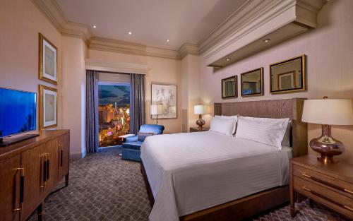 Treasure Island - TI Las Vegas Hotel & Casino, a Radisson Hotel客房内的一张或多张床位